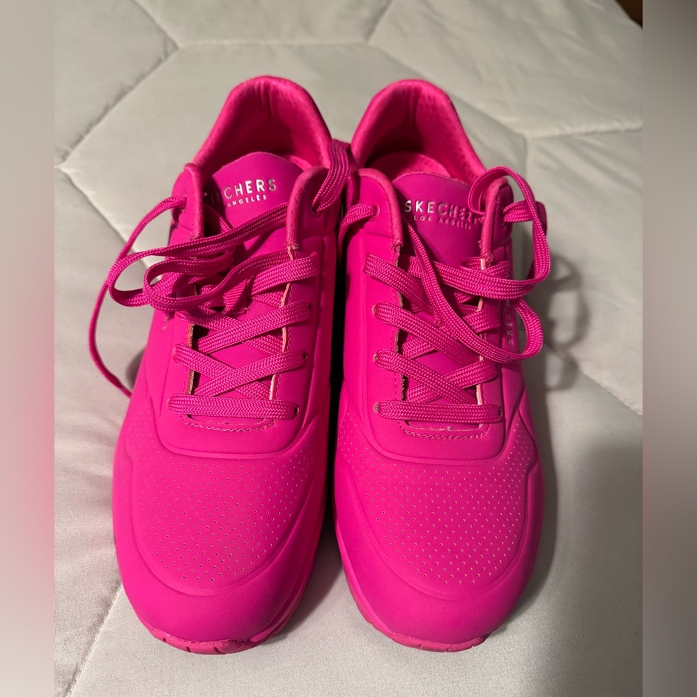 Skechers Women's UNO - Stand on air Sneakers